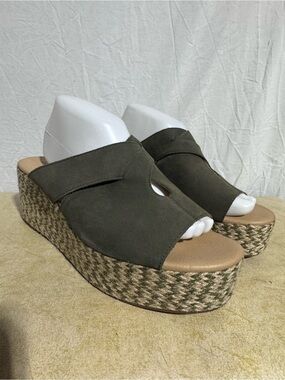 Lucky Brand Genzy green seude open toe platform sandal Size 11